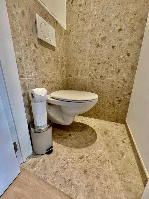 OneLuxStay near Fashion District - Resim 27