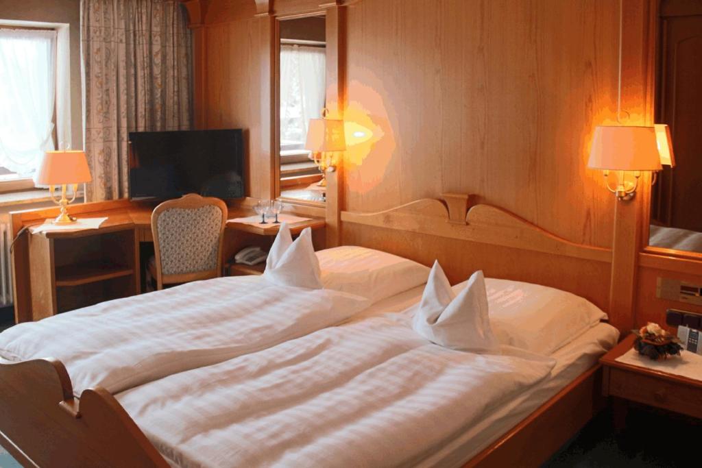 Postel nebo postele na pokoji v ubytování Hotel Gasthof Adler