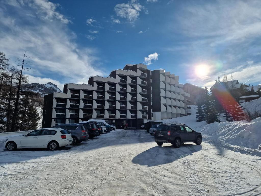 "Miramonte" appartement avec terrasse vue montagne et parking privatif sous-sol, à proximité immédiate des pistes, cœur de Vars les Claux, secteur point show avec commodités et piscine chauffée de plein air v zime