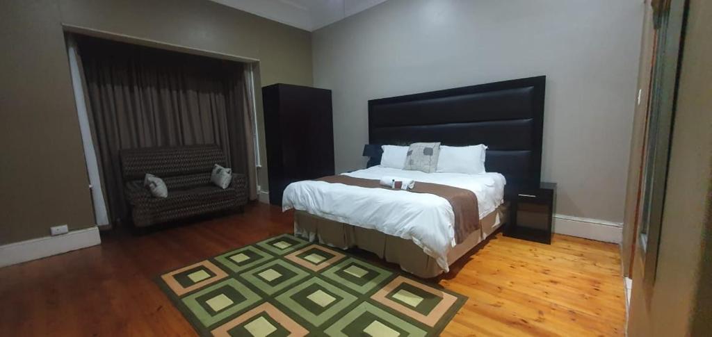 een slaapkamer met een groot bed en een tapijt bij Brando bnb in Koning Willemstad