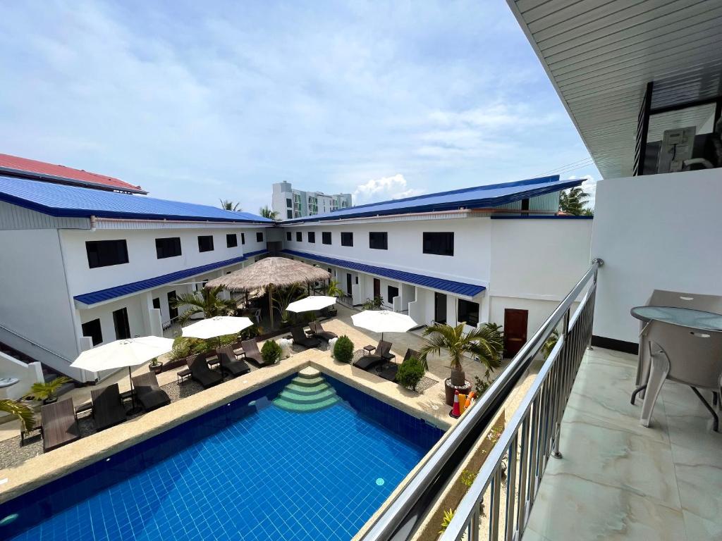 Bazén v ubytování MGH Alona Resort nebo v jeho okolí