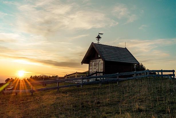 Východ nebo západ slunce při pohledu z hotelu nebo okolí