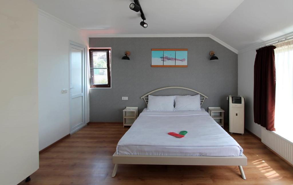 Postel nebo postele na pokoji v ubytování Aphra Hotel Tbilisi