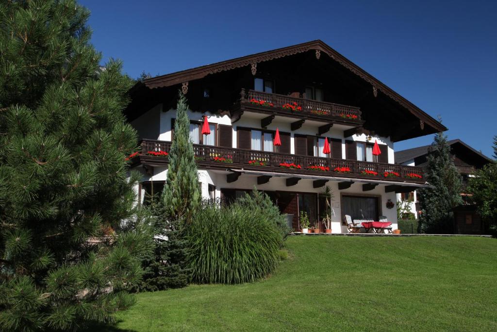 Una casa grande con banderas rojas y blancas. en Haus Seeschwalbe en St. Wolfgang