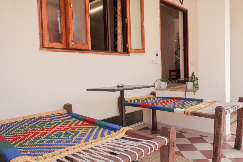 Zimmer mit 2 Betten und einem Tisch in der Unterkunft Chillout in Jaipur