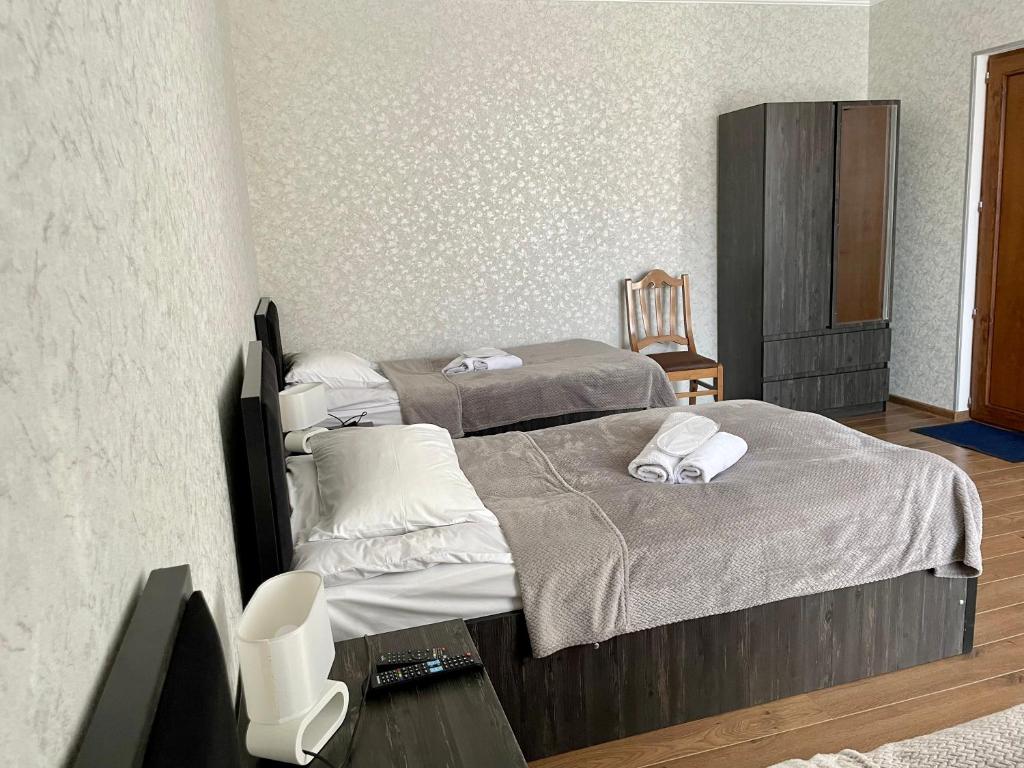 Llit o llits en una habitació de Gudauri Hillsite