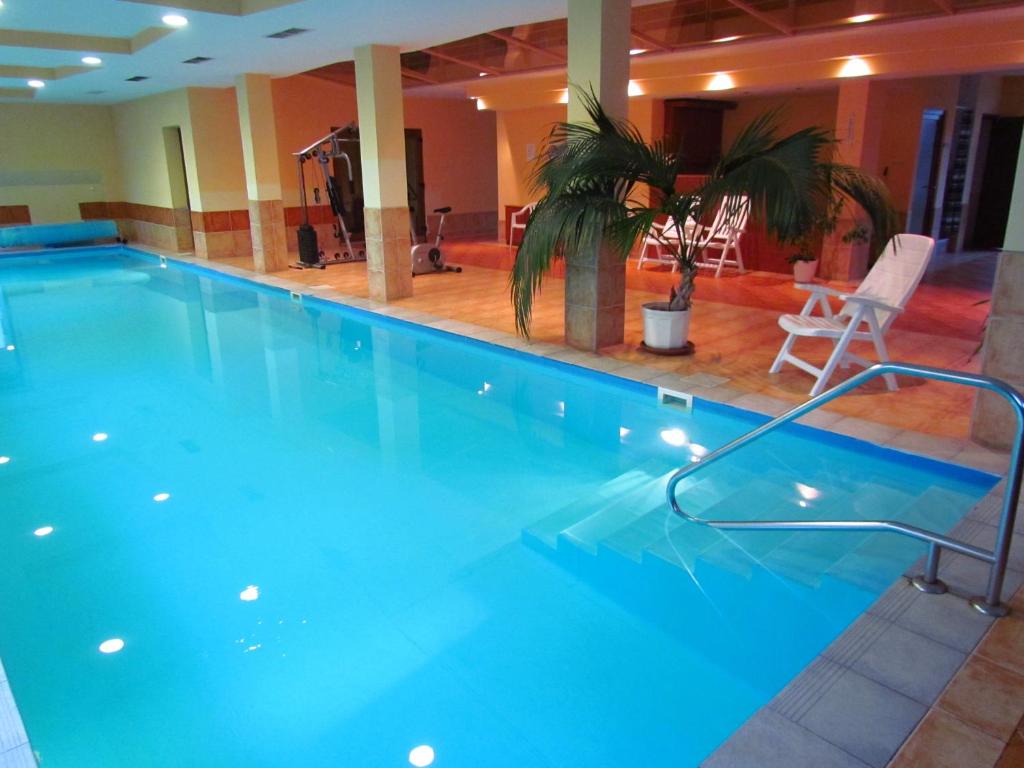 Bazén v ubytovaní Balaton Wellness Apartman alebo v jeho blízkosti