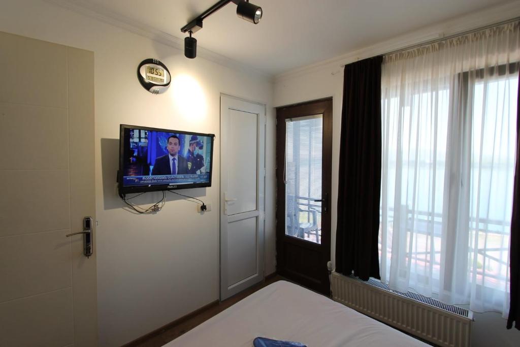 TV a/nebo společenská místnost v ubytování Aphra Hotel Tbilisi