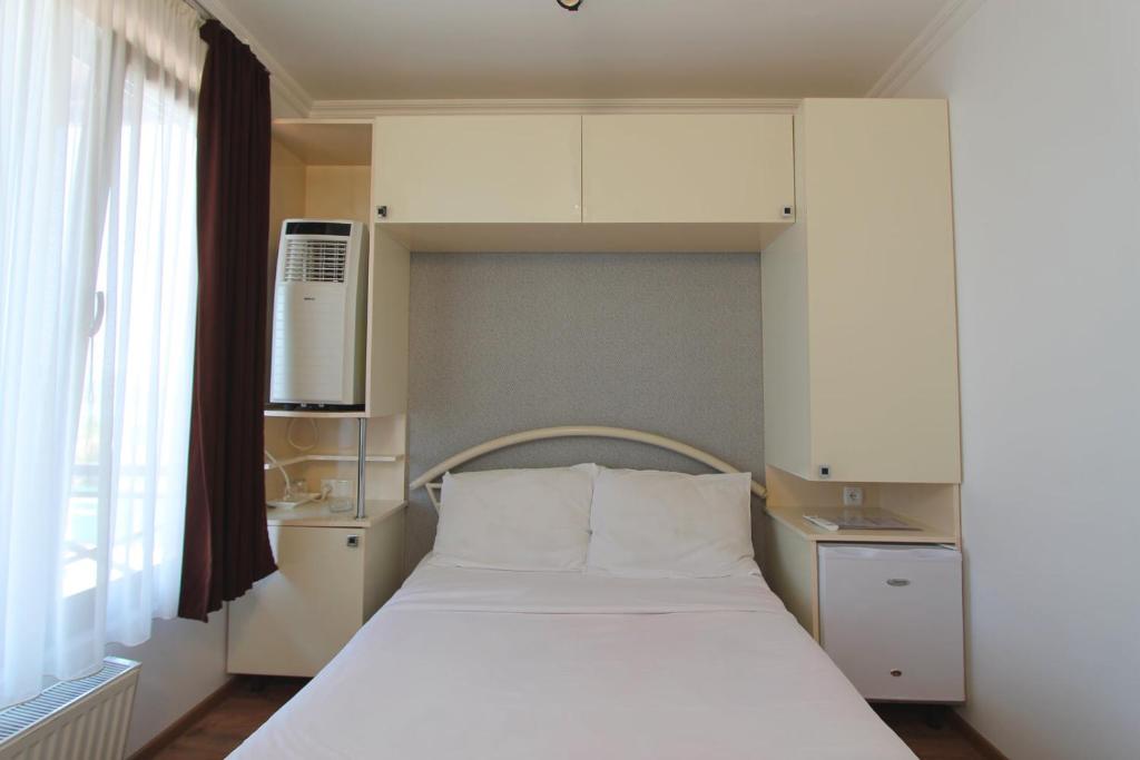 Postel nebo postele na pokoji v ubytování Aphra Hotel Tbilisi