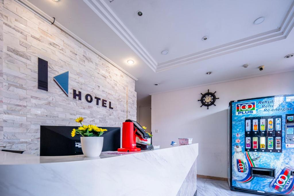 een hotellobby met een bar en een koelkast bij K Hotel 14 in Singapore