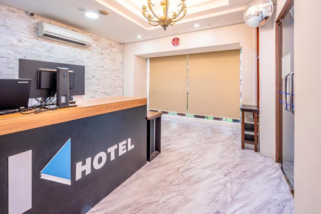 hol hotelowy z znakiem na ścianie w obiekcie K Hotel 1515 w Singapurze