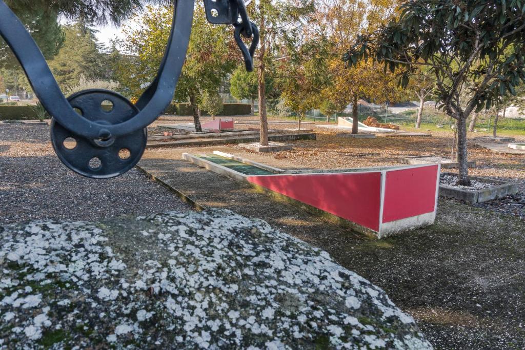 Um jardim no exterior de Hotel Estrela Da Idanha