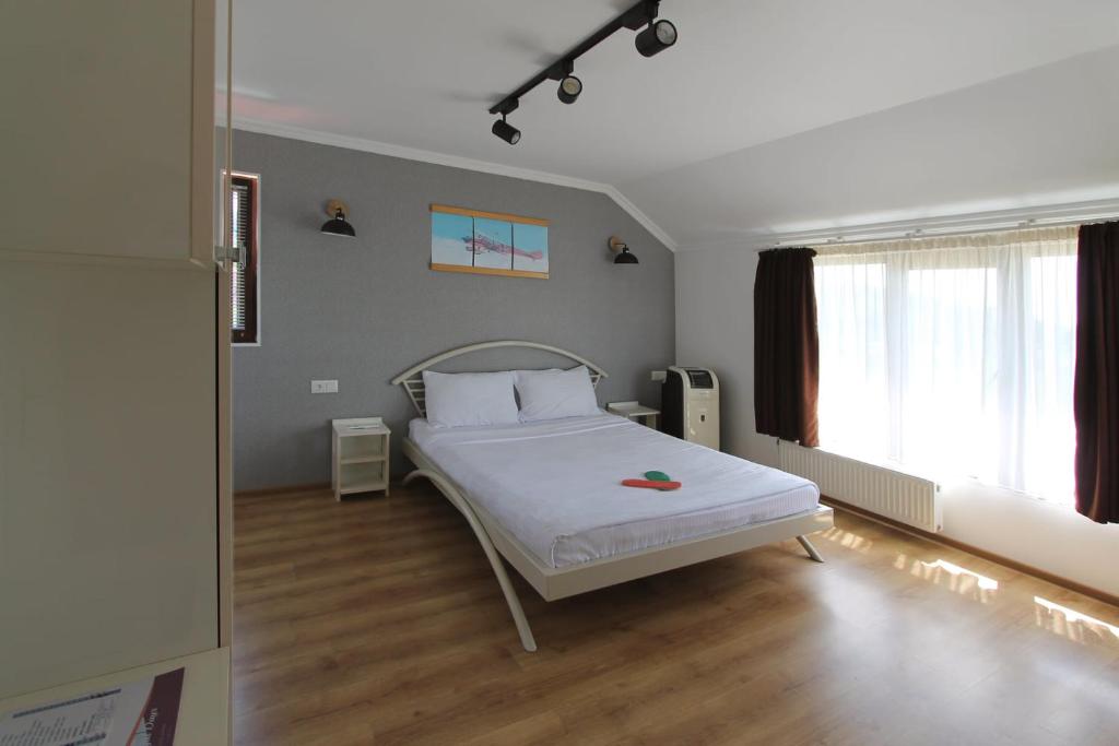 Postel nebo postele na pokoji v ubytování Aphra Hotel Tbilisi
