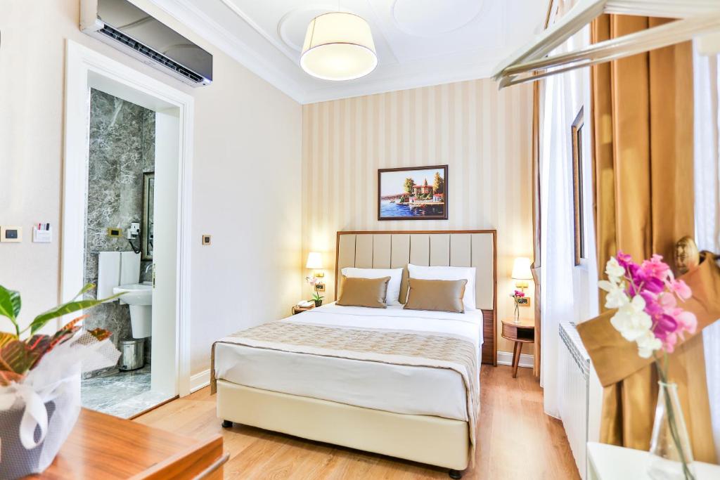 um quarto com uma cama grande num quarto em HANENDE HOTEL em Istambul