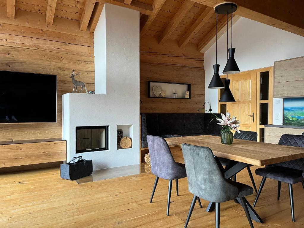 ein Esszimmer mit einem Holztisch und Stühlen in der Unterkunft Wally Luxus Lodge im Ferienhaus Magdalena in Mittenwald
