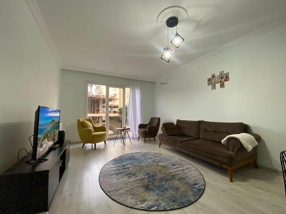 sala de estar con sofá y TV en 2bedroom cozy apartment en Estambul