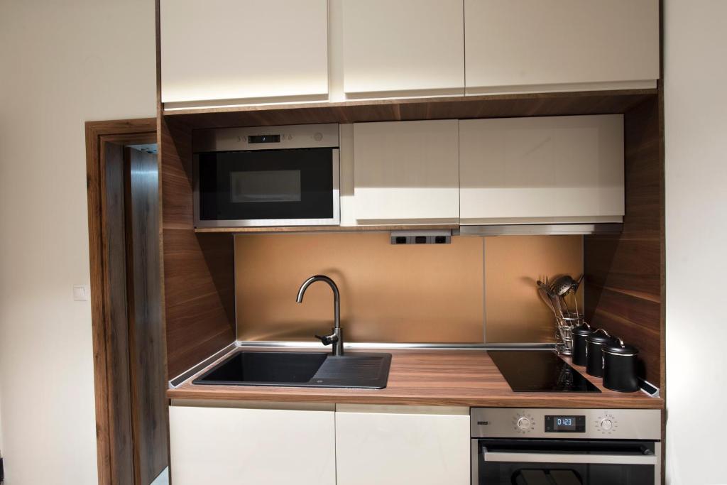 Ag.Sofias pedestrian area luxury ap. & big balcony - 9