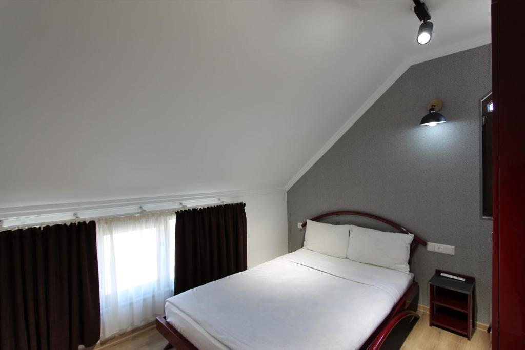 Postel nebo postele na pokoji v ubytování Aphra Hotel Tbilisi