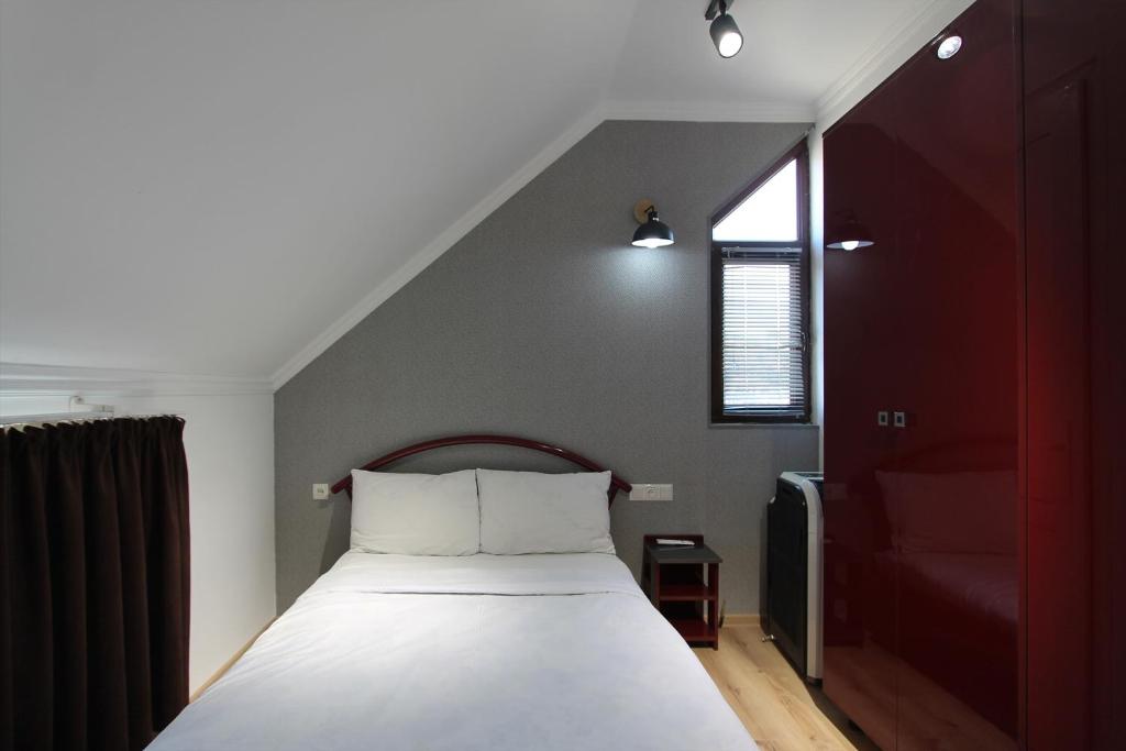 Postel nebo postele na pokoji v ubytování Aphra Hotel Tbilisi