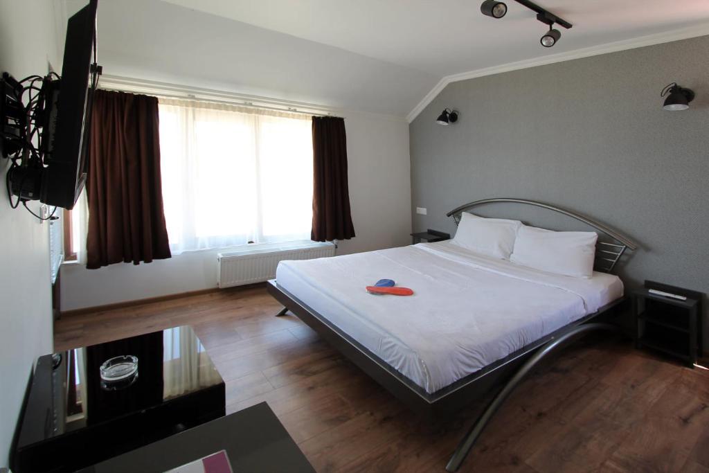 Postel nebo postele na pokoji v ubytování Aphra Hotel Tbilisi