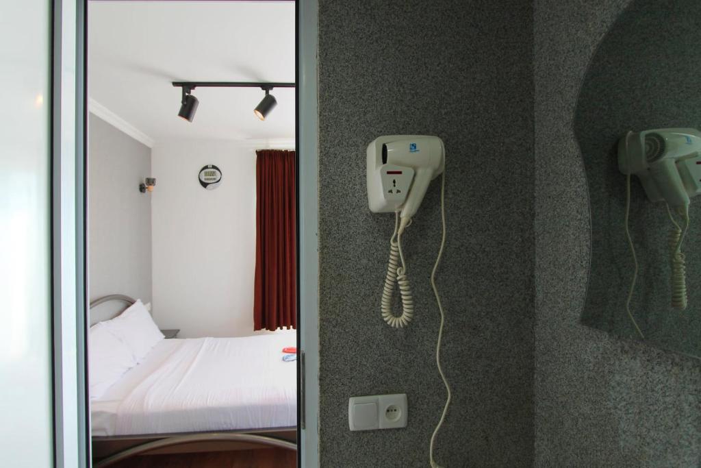 Postel nebo postele na pokoji v ubytování Aphra Hotel Tbilisi