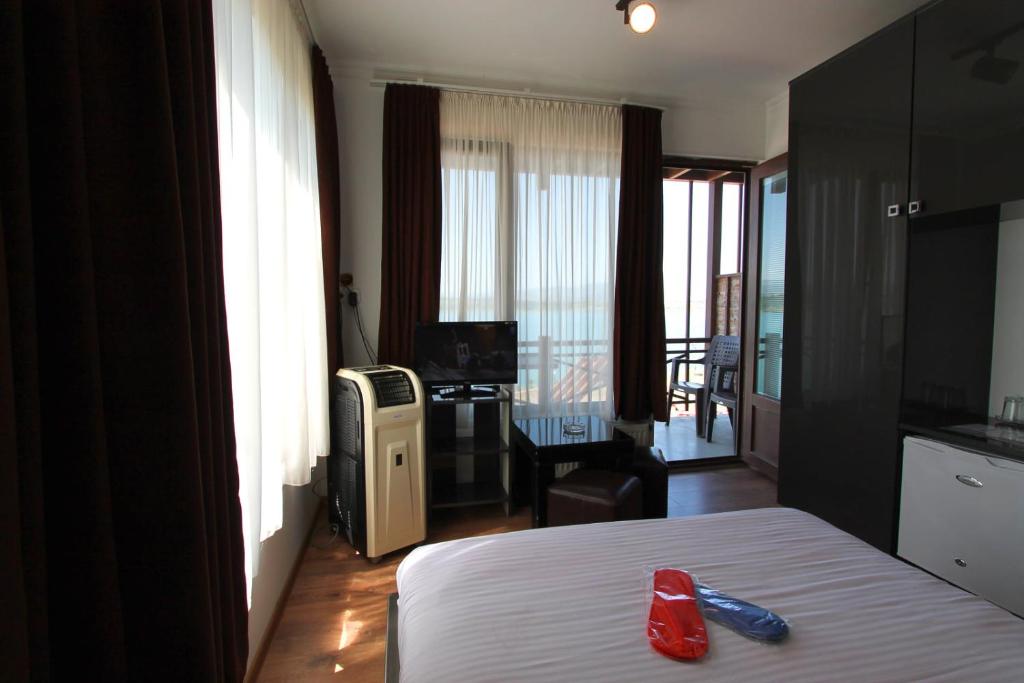 Postel nebo postele na pokoji v ubytování Aphra Hotel Tbilisi