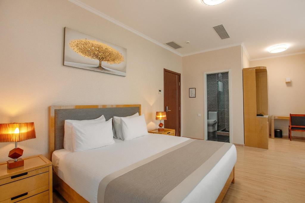 Postel nebo postele na pokoji v ubytování Lisi Hills Hotel