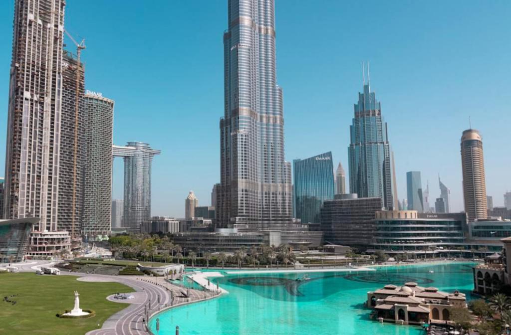 Blick auf eine Stadt mit hohen Gebäuden in der Unterkunft Elite Royal Apartment - Full Bujr Khalifa & Fountain View - Senator - 2 bedrooms & 1 open bedroom without partition in Dubai