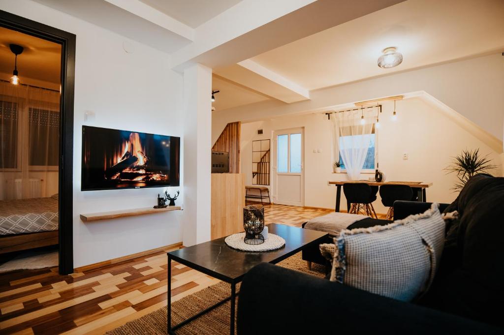 DOUX Apartman في أودورهيو سيكيوسك: غرفة معيشة مع أريكة وطاولة