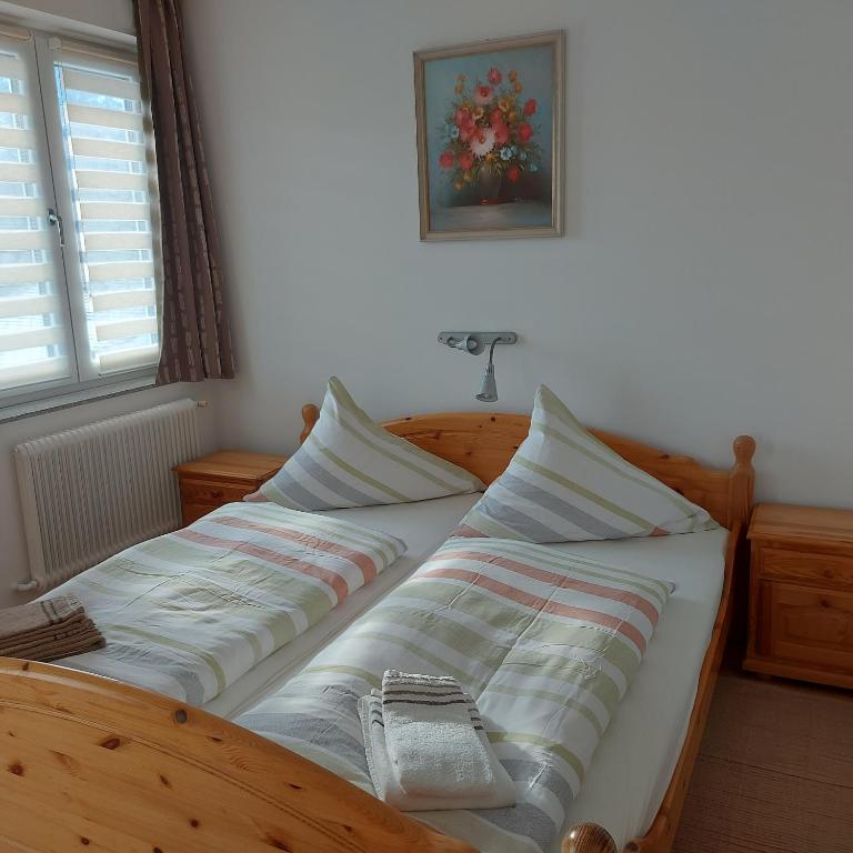 A bed or beds in a room at Haus Mundl