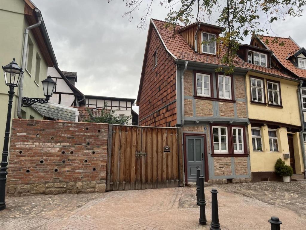 奎德林堡的住宿－Property in Quedlinburg，一座带木门和围栏的房子