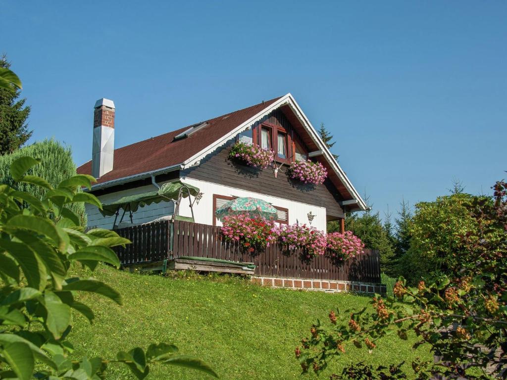 una casa con cajas de flores a un lado. en Serene Holiday Home in Altenfeld with Private Terrace, en Altenfeld