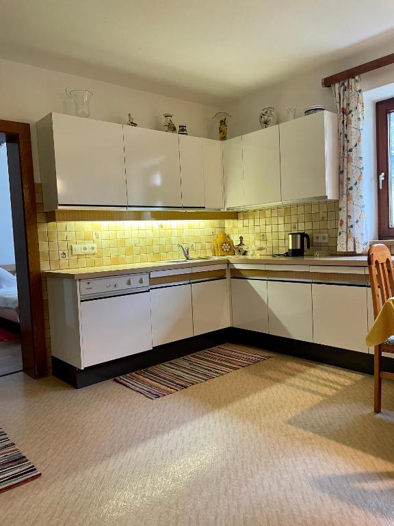 A kitchen or kitchenette at Apart Moidl mit privatem Pool