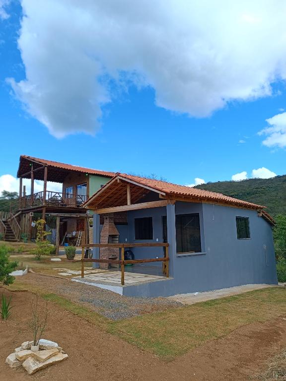 a small house with a roof at Refúgio São Tomé in São Thomé das Letras