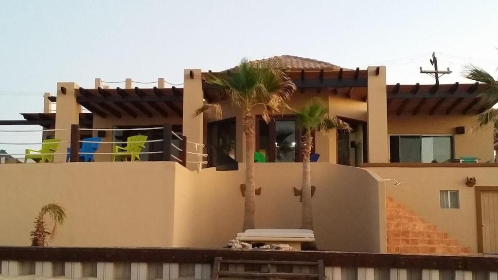 Beautiful Private Beachfront Home in Las Conchas. 3 or 4 bedrooms remodeled, Puerto Peñasco