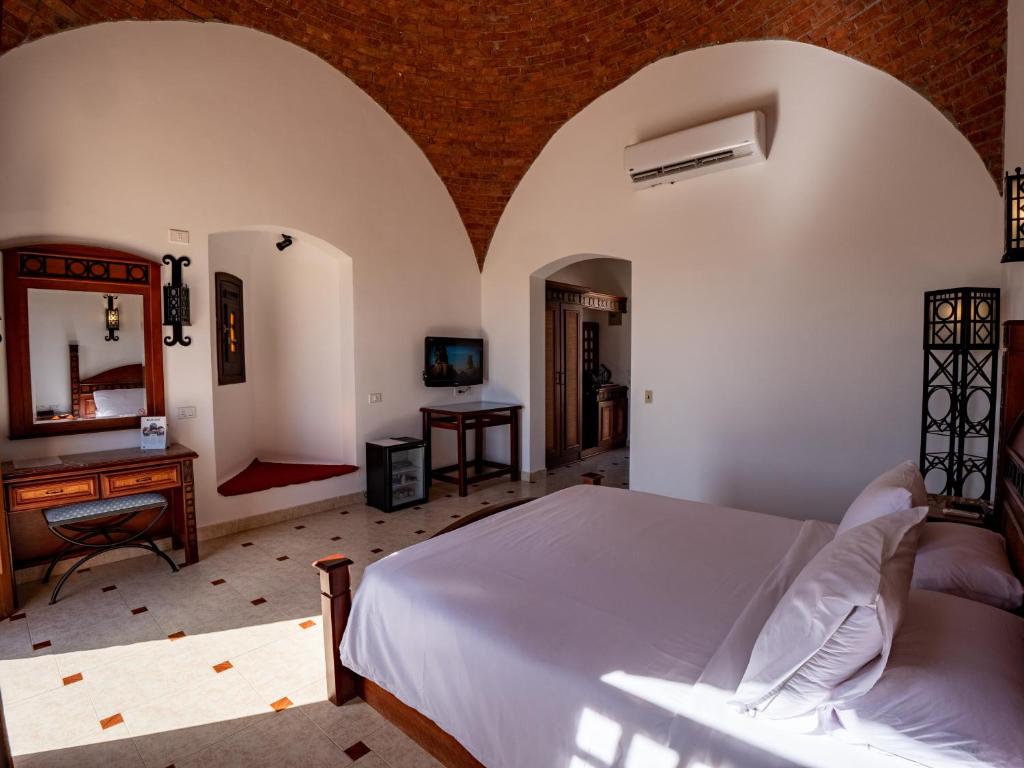 Postel nebo postele na pokoji v ubytování Marsa Shagra Village