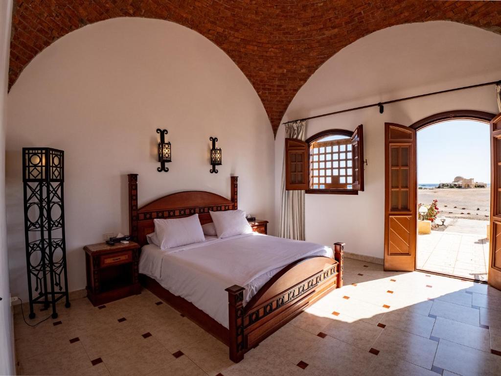 Postel nebo postele na pokoji v ubytování Marsa Shagra Village