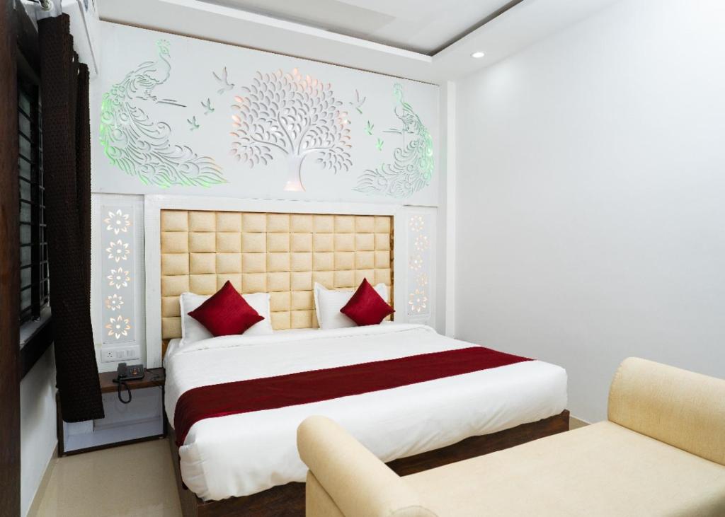 เตียงในห้องที่ Hotel Maya palace