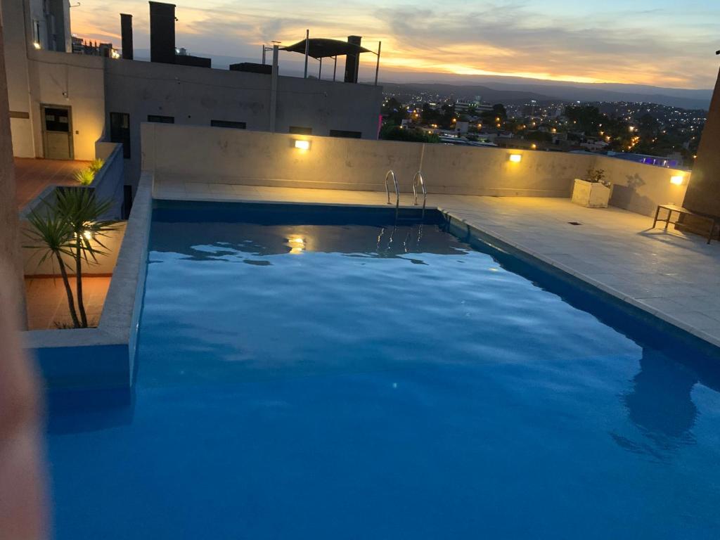 una gran piscina en la azotea de un edificio en HIPÓLITO YRIGOYEN en Villa Carlos Paz