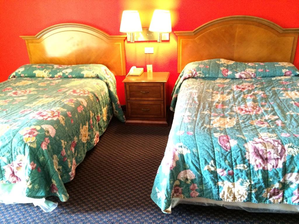 Łóżko lub łóżka w pokoju w obiekcie Scottish Inn - Nashville