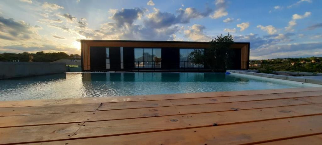 Casa con piscina y terraza de madera en BLACK BOX CABAÑAS A en Villa Santa Cruz del Lago