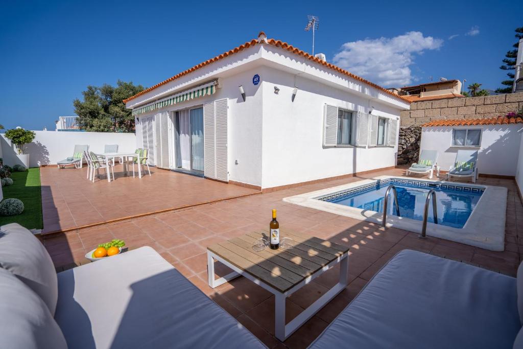 a backyard with a swimming pool and a house at Ocean Vibes in Callao Salvaje