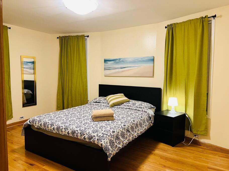 - une chambre avec un lit et un rideau vert dans l'établissement 20 Min to Manhattan New 3 Bed 1 Bath None smoked, à Bronx