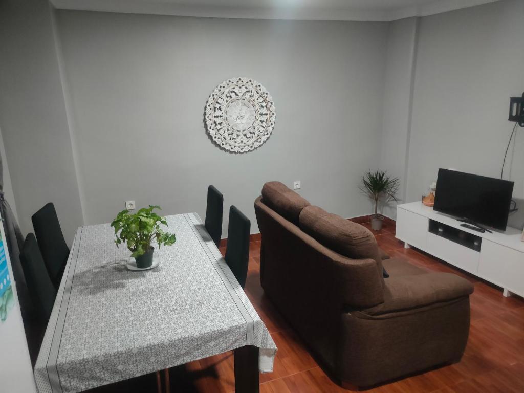 ein Wohnzimmer mit einem Tisch und einem Sofa in der Unterkunft La viña in Melilla