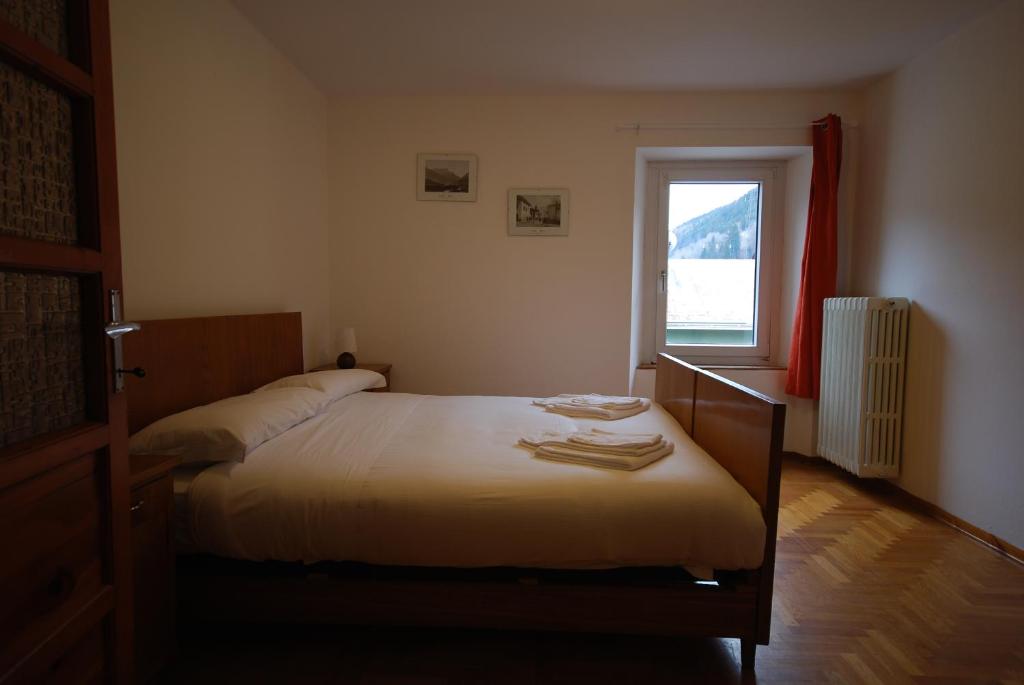 ボルミオにあるCasa Bellottiのベッドルーム(ベッド1台、窓付)