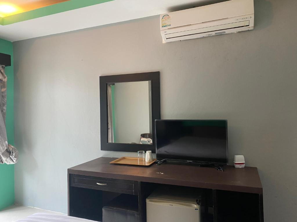 TV a/nebo společenská místnost v ubytování Lavender Patong Hotel