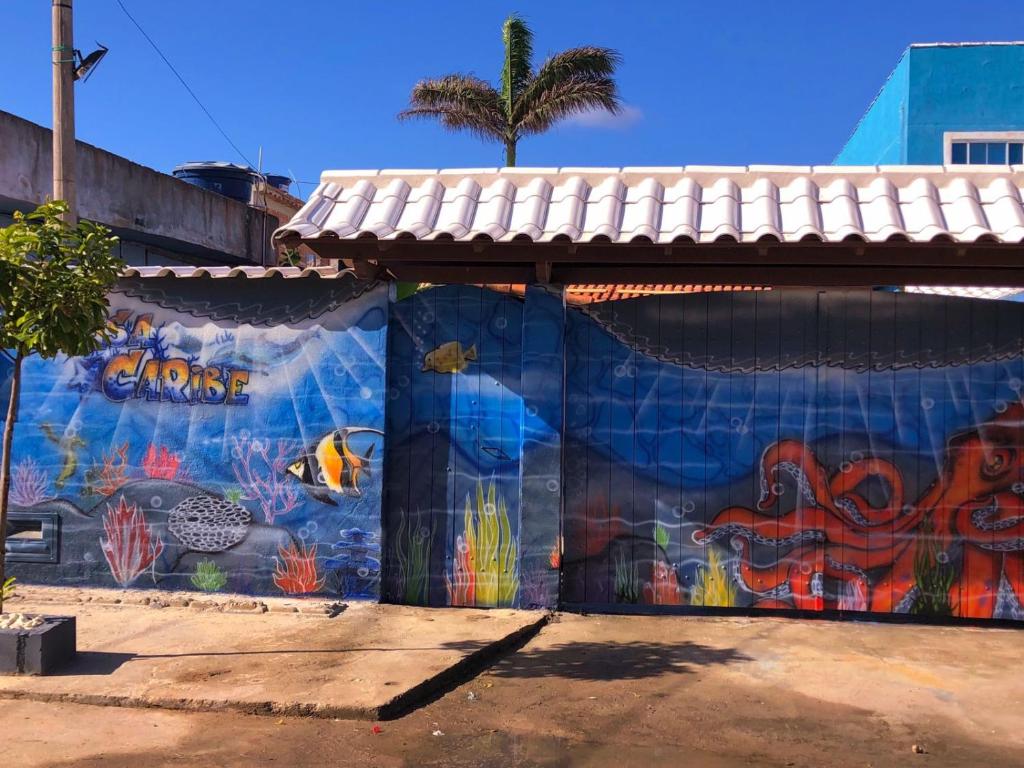 um edifício com um mural ao lado em Casa de praia em Figueira, Arraial do Cabo - Casa Caribe em Arraial do Cabo