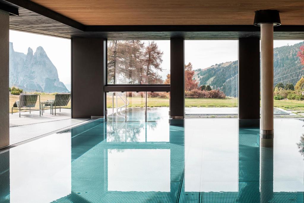 Nespecifikovaný výhled na hory nebo výhled na hory při pohledu z hotelu