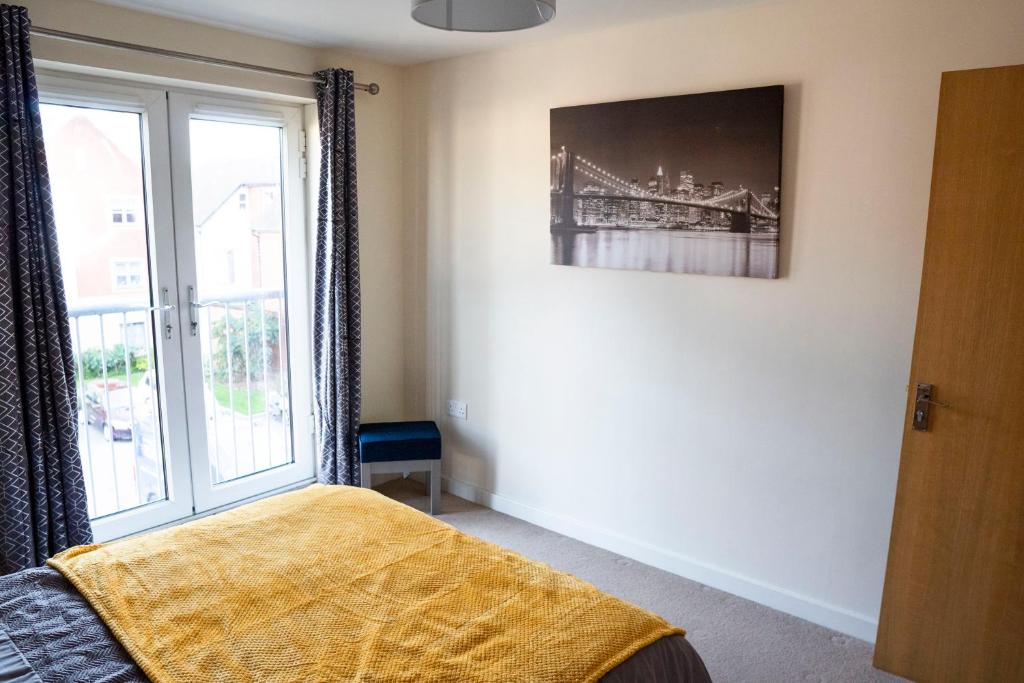 ポーツマスにあるLovely 2 bedrooms apartmentのベッドルーム1室(ベッド1台、大きな窓付)