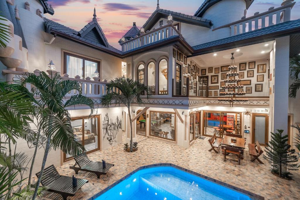 uma casa com piscina em frente a uma casa em POTTERLAND Luxury Pool Villa Pattaya Walking Street 6 Bedrooms em Pattaya Sul